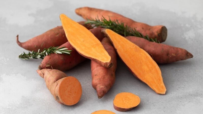 Khoai lang chứa hàm lượng beta carotene cao, tiền chất của vitamin A. 