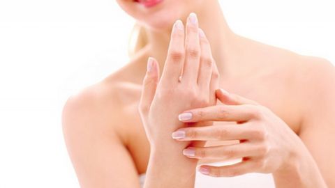 Glycerin có đặc tính hút ẩm mạnh, giúp giữ nước trong lớp sừng.