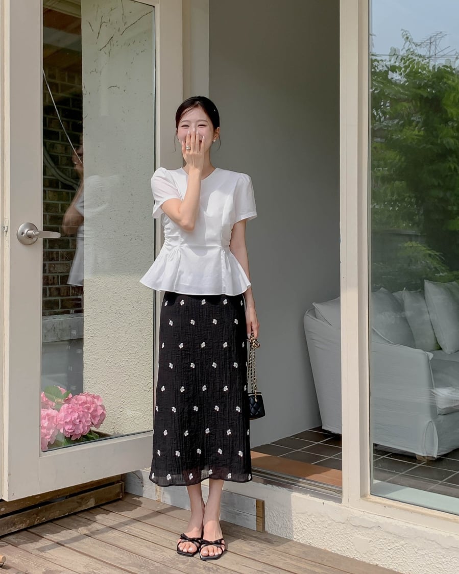 Khi kết hợp với chân váy suông dáng đứng, tổng thể trở nên gọn gàng và có cấu trúc hơn.