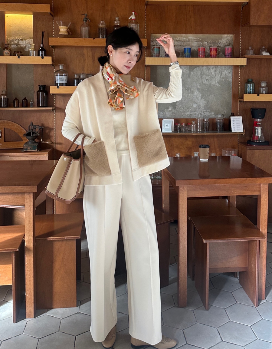 Đường ly chạy dọc giữa thân quần đóng vai trò như một “đường dẫn thị giác” theo chiều thẳng đứng.