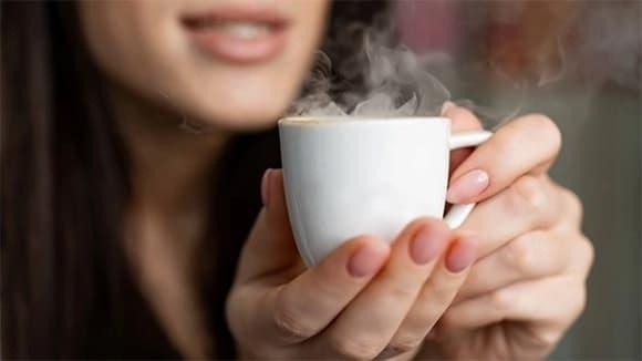 Trên thực tế, cà phê thường được pha ở gần điểm sôi, nhiều cửa hàng phục vụ đồ mang đi ở mức 85–90°C để giữ nóng lâu hơn. 