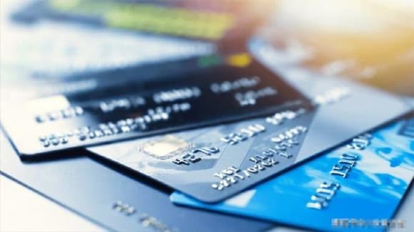 Khi thẻ bị khử từ, máy có thể không đọc được dữ liệu và tự động trả thẻ ra. Nếu cố gắng đưa thẻ vào nhiều lần hoặc thao tác mạnh, máy có thể giữ lại thẻ.
