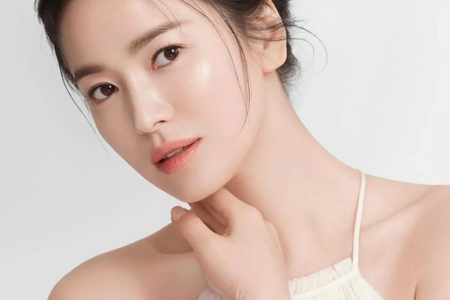 Albumin trong lòng trắng trứng tạo lớp màng co lại khi khô, mang lại cảm giác da được “nâng” tức thì. 