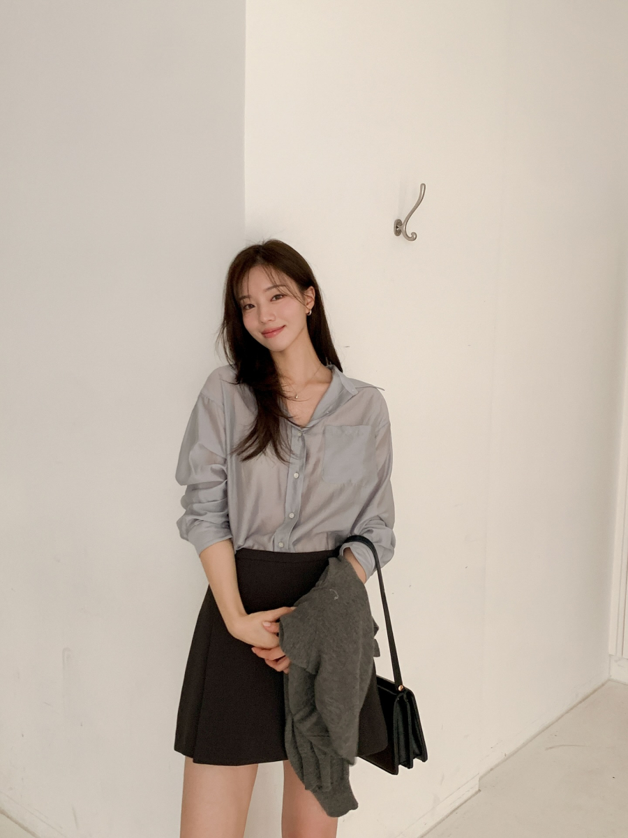 Các thiết kế chân váy chữ A, xếp ly hoặc denim đều có thể phối linh hoạt tùy theo phong cách mong muốn.
