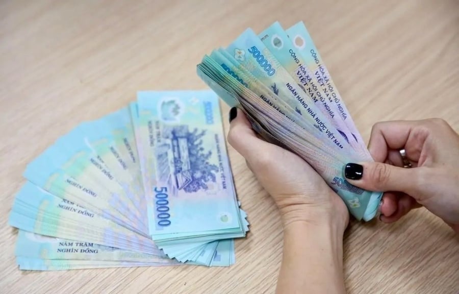 Trường hợp hệ số bậc lương của ngạch công chức mới trùng với hệ số đang hưởng, người lao động được xếp ngang bậc lương và tiếp tục hưởng phụ cấp thâm niên vượt khung (nếu có). 