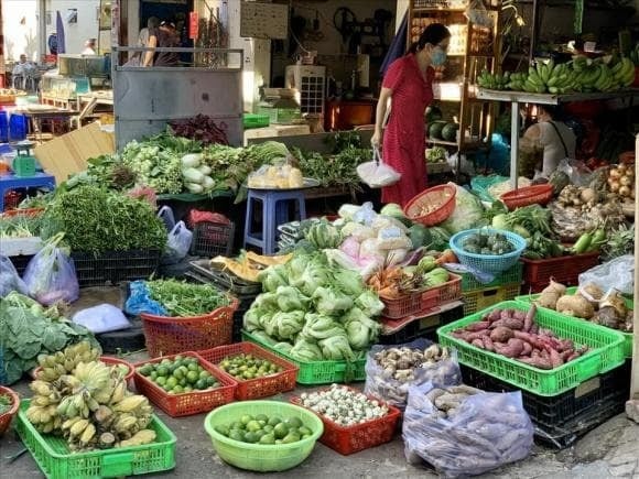 Khi chọn mua rau củ, người tiêu dùng không nên chỉ chú ý đến giá rẻ. 
