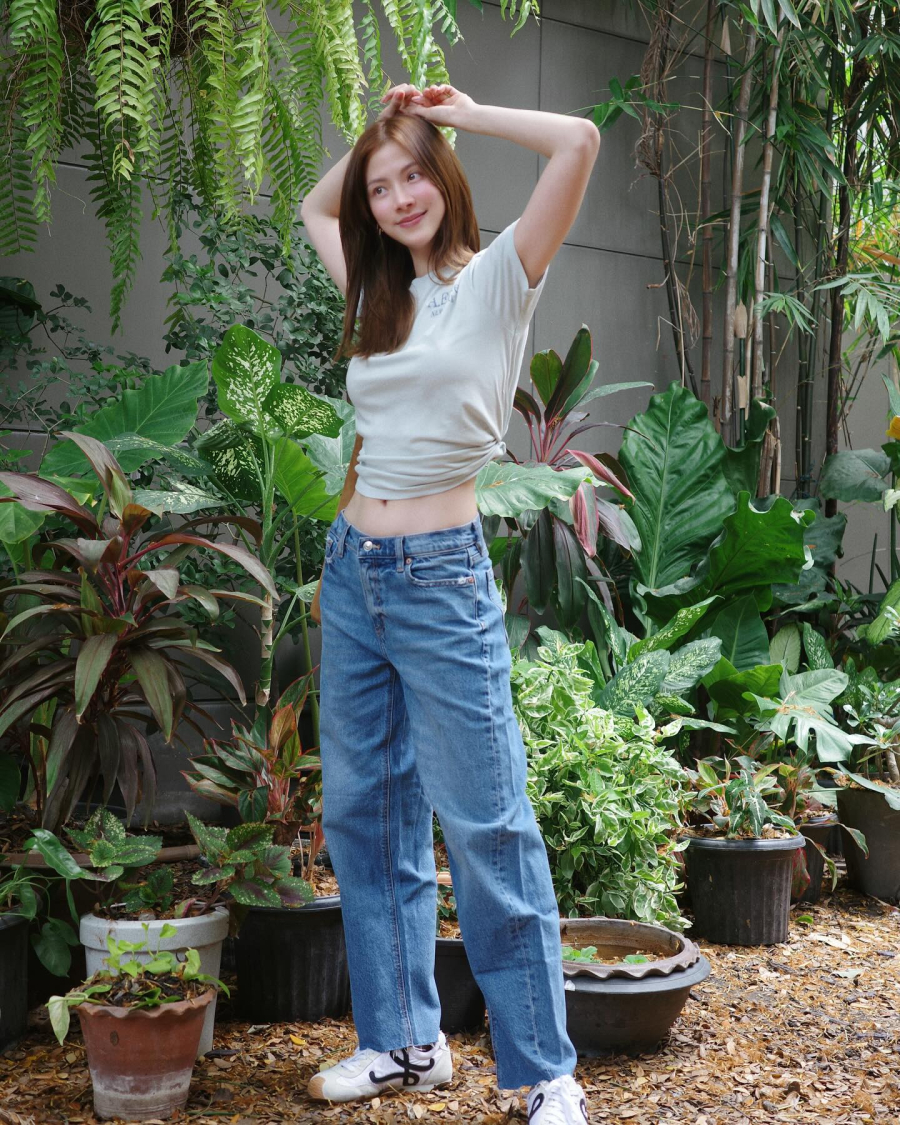 Một chi tiết nhỏ như buộc vạt áo để lộ vòng eo đã giúp Shbet999 com đăng nhập trở nên nổi bật hơn. 