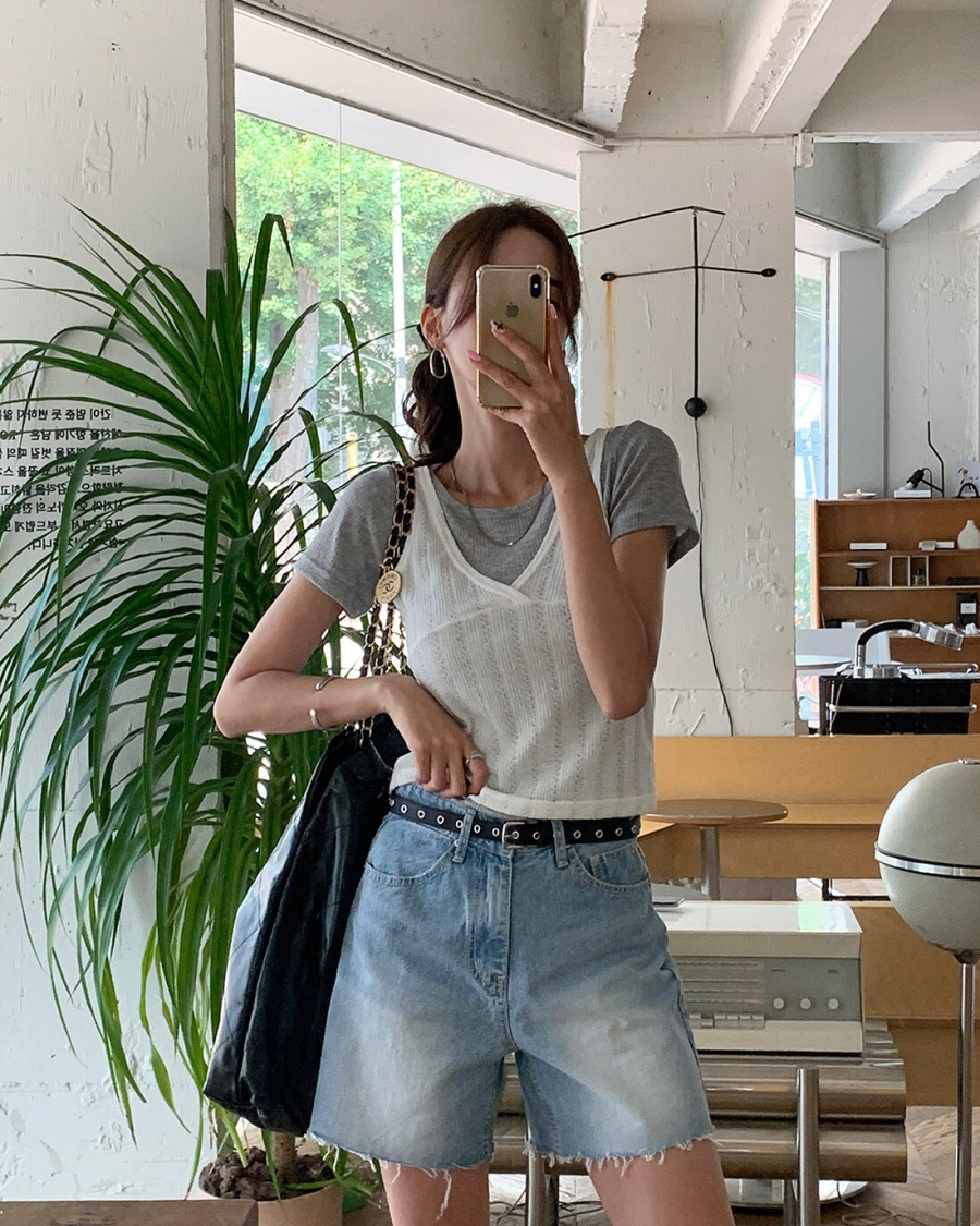  Sự linh hoạt của quần short denim cho phép kết hợp với nhiều phong cách khác nhau.