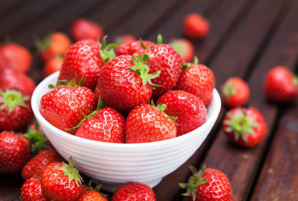 Dâu tây là loại quả mọng quen thuộc, nổi bật với hàm lượng vitamin C và chất chống oxy hóa cao. 