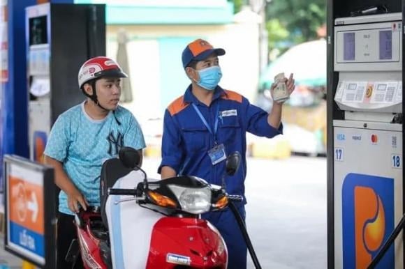 Bên cạnh đó, nếu đổ xăng quá đầy, xăng có thể bị giãn nở khi nhiệt độ tăng, thậm chí bay hơi, gây lãng phí.    