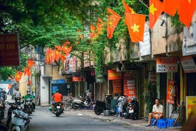 Bên cạnh đó, pháp luật cũng quy định mỗi tuần người lao động được nghỉ ít nhất 24 giờ liên tục. Nếu ngày nghỉ hằng tuần trùng với ngày lễ, Tết thì sẽ được nghỉ bù vào ngày làm việc kế tiếp.    