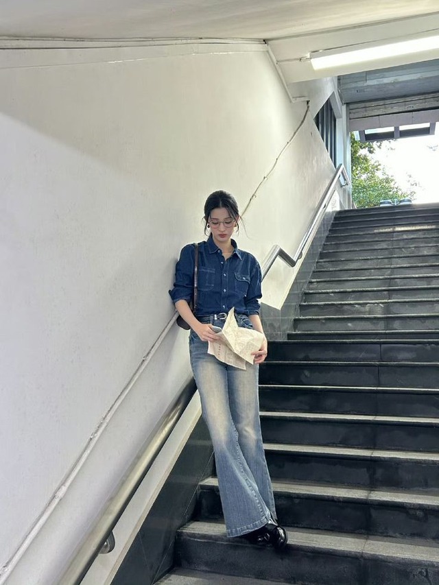 Một trong những cách phối đồ quen thuộc của cô là kết hợp áo sơ mi denim cùng quần ống loe rộng.