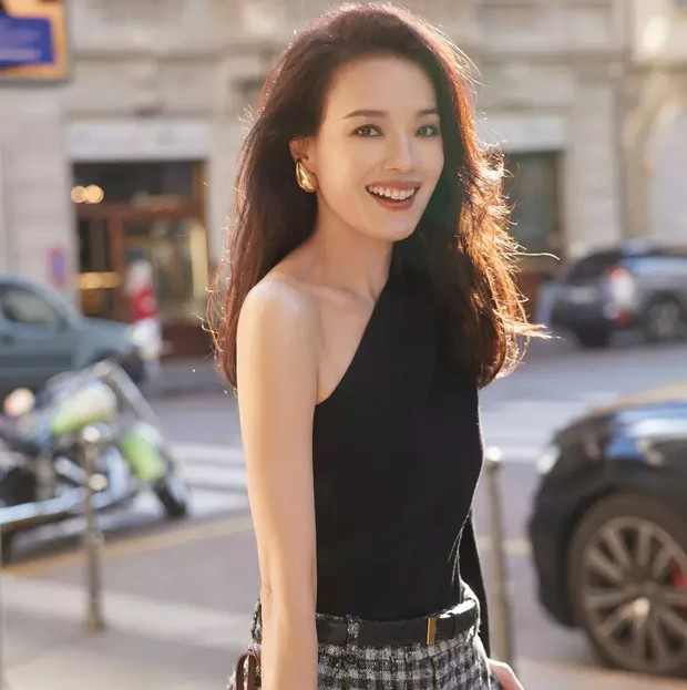 Từ sắc đỏ cà chua rực rỡ đến đỏ gạch trầm ấm, cô thường thay đổi linh hoạt để phù hợp với phong cách trang điểm.