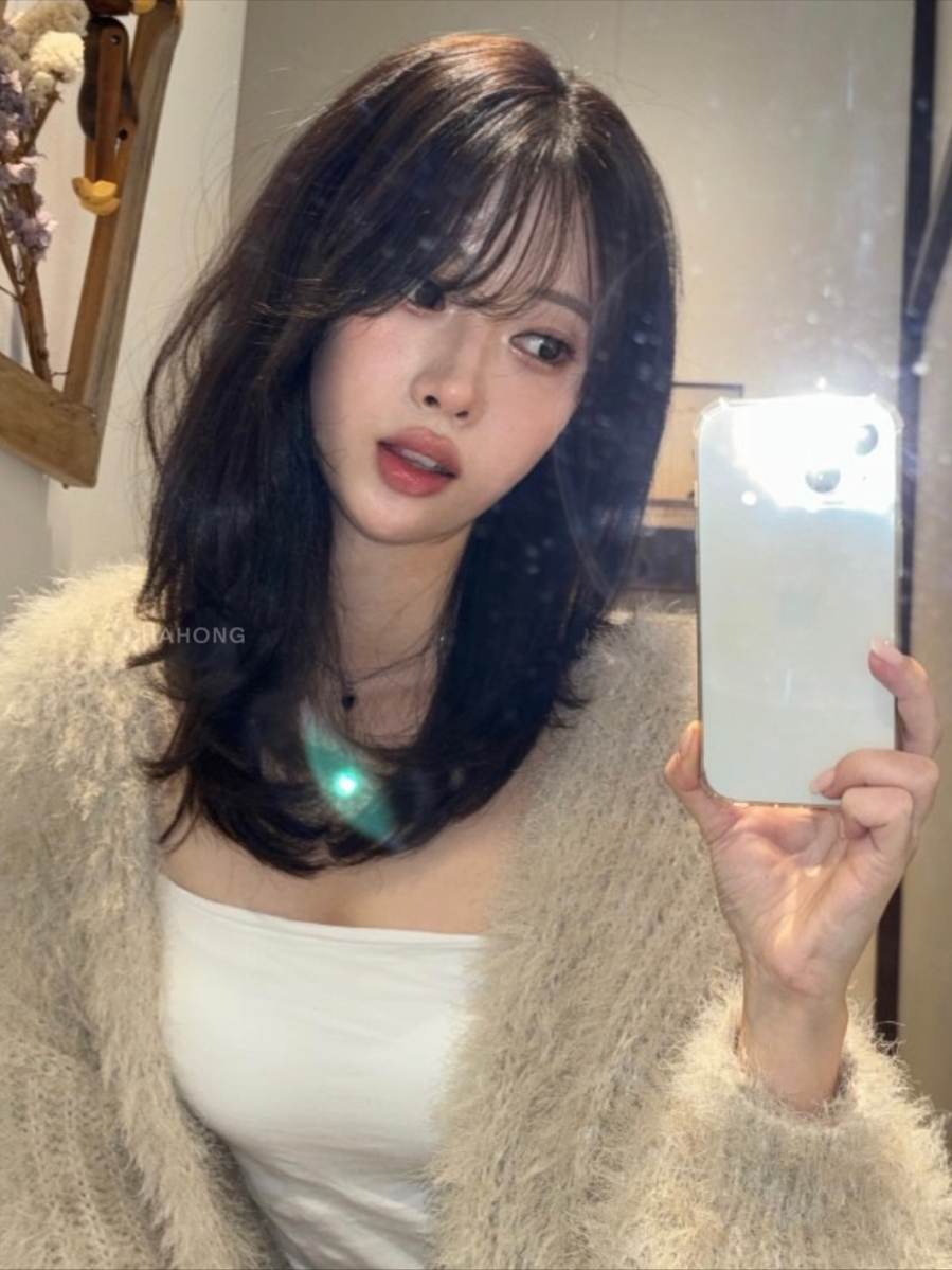 Phần mái được cắt mỏng và thưa nhẹ trước trán, mang lại cảm giác mềm mại và tự nhiên cho khuôn mặt.