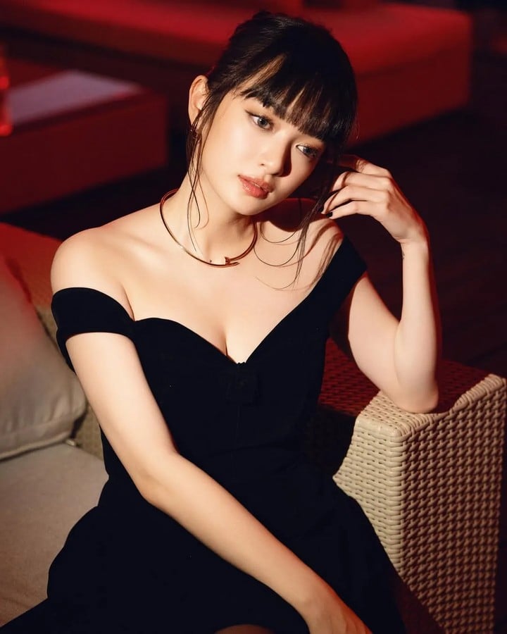 Nữ diễn viên thường diện những chiếc váy trễ vai nhẹ nhàng hoặc váy ôm dáng giúp tôn đường cong Sh88bet đăng ký miễn phí nhưng vẫn giữ được sự thanh lịch.