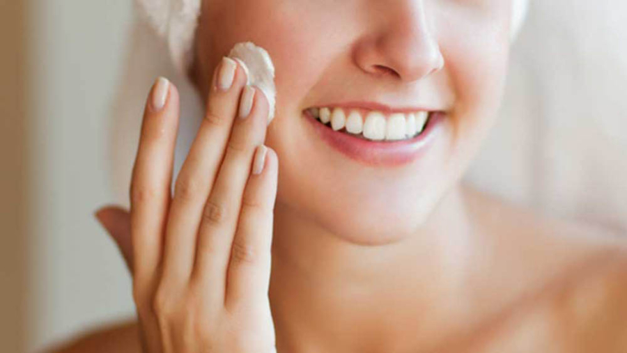 Ngoài việc tạo lớp màng bảo vệ giúp giữ ẩm trên bề mặt, hoạt chất này còn có khả năng thẩm thấu vào da để nuôi dưỡng từ bên trong.
