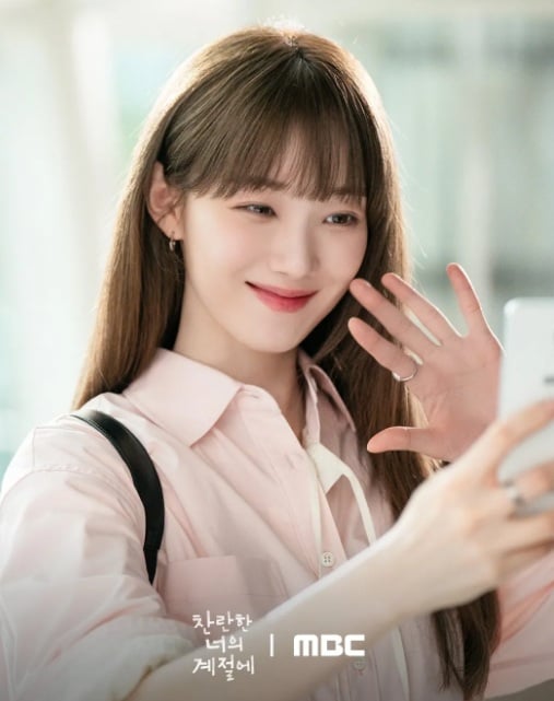 Những chiếc sơ mi làm từ lụa, cotton cao cấp hoặc satin nhẹ mang lại hiệu ứng chuyển động mềm mại, giúp Shbet999 com đăng nhập trông tinh tế hơn trên màn ảnh.