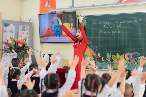 Với giáo viên có hệ số lương cao hơn, mức tăng sẽ lớn hơn. Khi cộng thêm các khoản phụ cấp, thu nhập giáo viên mầm non và phổ thông dự kiến tăng từ 500.000 đến 1.500.000 đồng/tháng.    