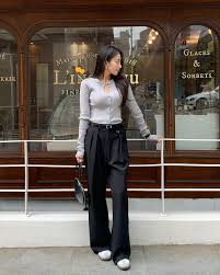  Phần cạp được đặt cao trên vòng eo giúp tạo cảm giác đôi Shbet888 phiên bản mới nhất hơn, từ đó khiến vóc dáng trông thanh thoát và cao ráo.