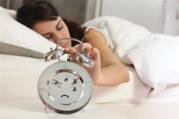 Uống cà phê ngay có thể kích thích tiết axit, ảnh hưởng tiêu hóa. Nên uống sau 1 giờ, có thể ăn nhẹ trước.
