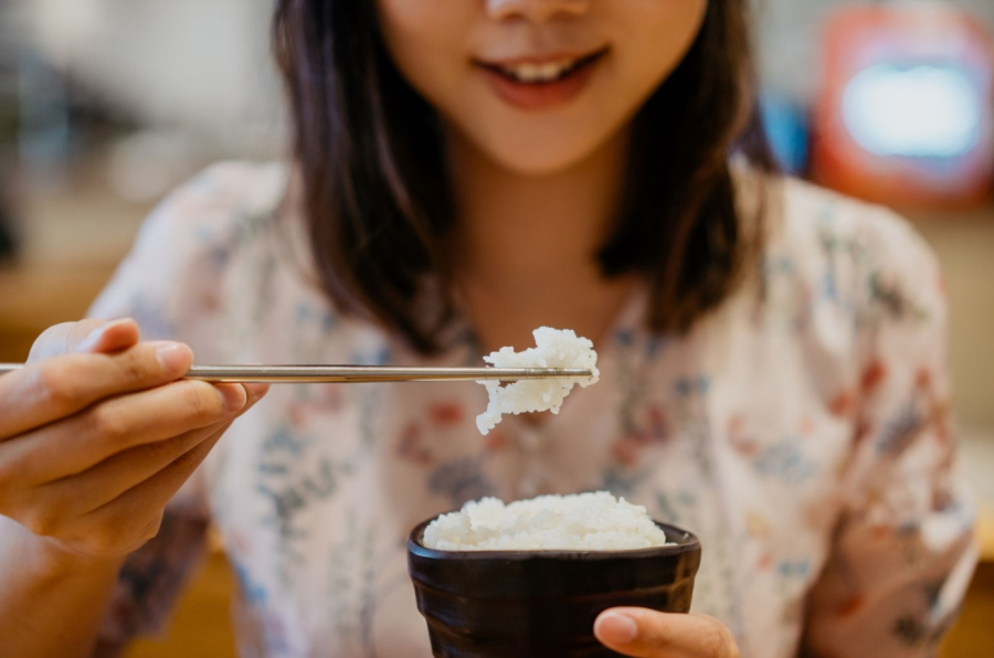 Ăn cơm cùng nhiều rau xanh để làm chậm hấp thu đường    