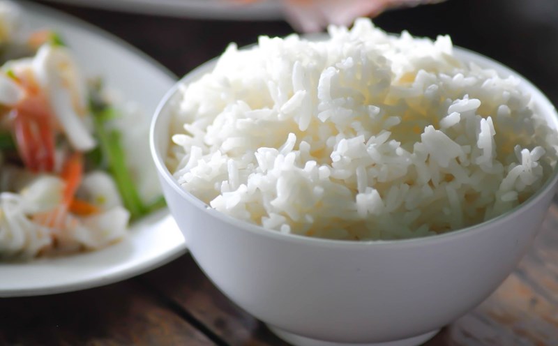 Ưu tiên cơm nguội hoặc cơm gạo lứt    