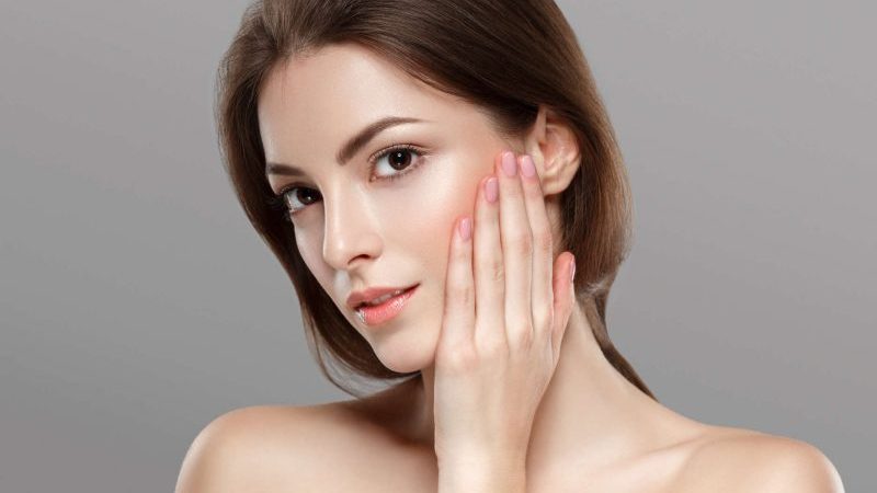 Khi nhận thấy Mừng SHBET phiên bản mới 2025 xuống cấp, không ít người có xu hướng “cấp cứu” bằng cách sử dụng cùng lúc nhiều sản phẩm chăm sóc da hoặc thử mỹ phẩm mới. 