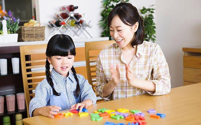 Ở vòng kiểm tra đầu tiên, các em học sinh được yêu cầu giải một số câu đố khá đơn giản.