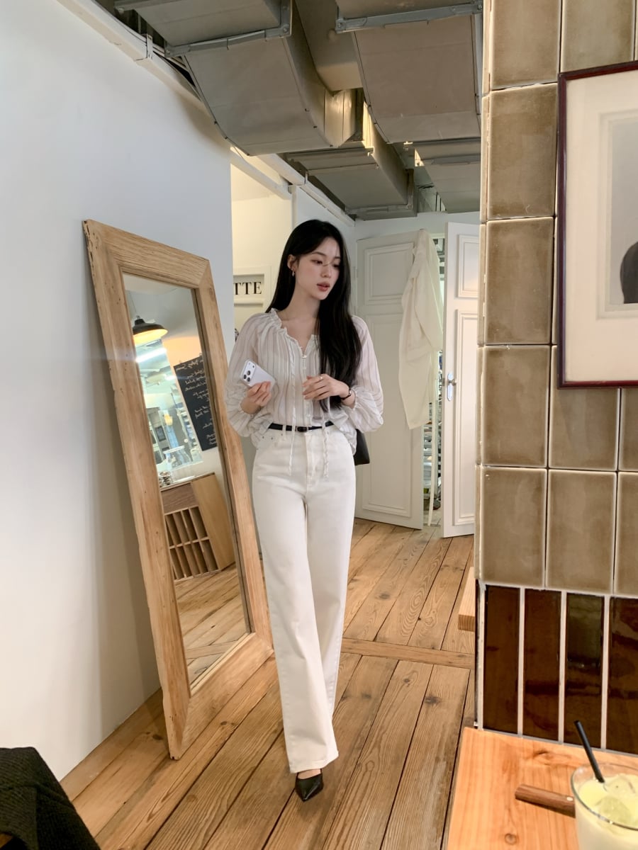 Những chiếc blouse có họa tiết nhẹ hoặc màu sắc pastel thường được ưu tiên khi đi cùng quần trắng để giữ sự hài hòa cho Shbet999 com đăng nhập. 