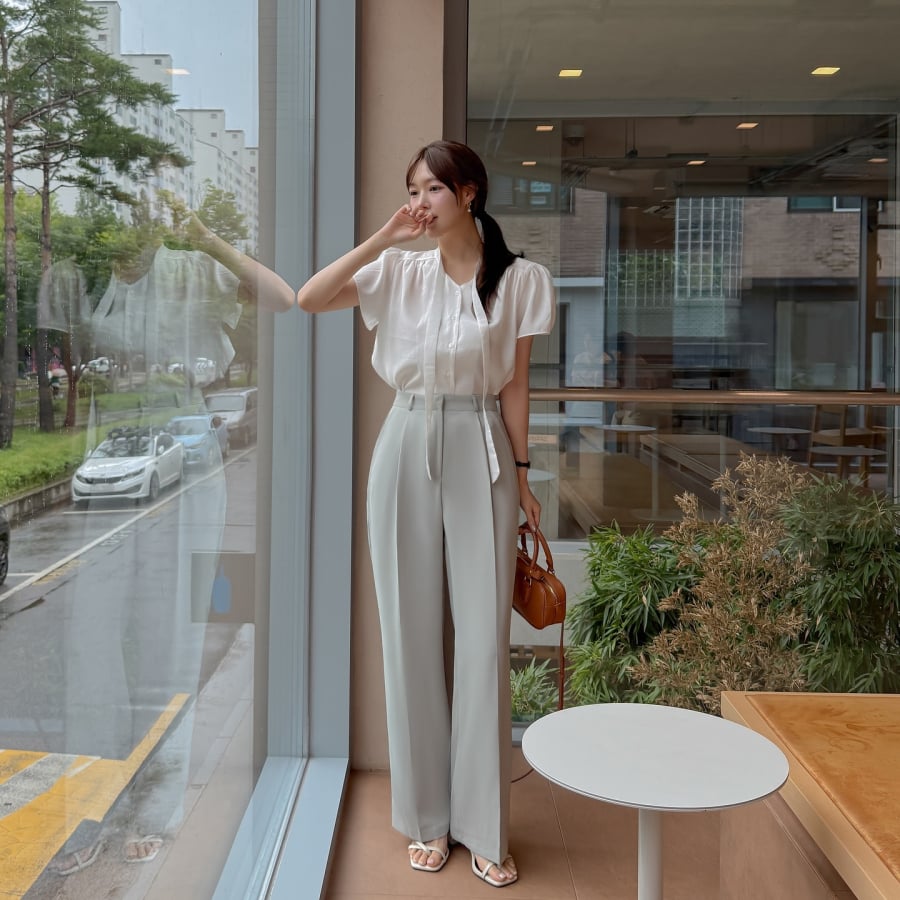 Không giống áo sơ mi mang vẻ cứng cáp, blouse giúp tổng thể Shbet999 com đăng nhập trông nhẹ nhàng và nữ tính hơn.