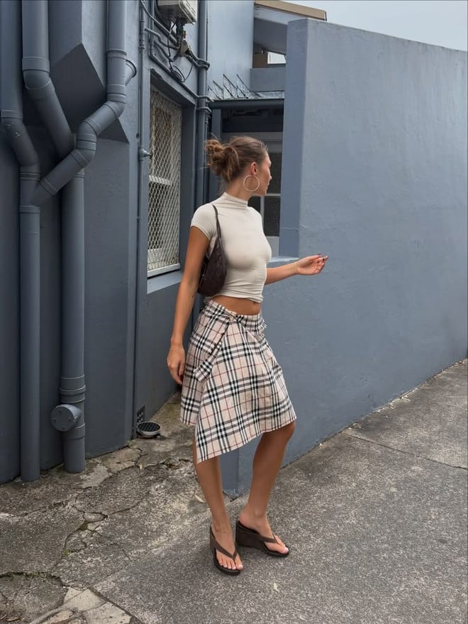  Khi kết hợp thêm giày búp bê hoặc túi đeo vai nhỏ, tổng thể outfit sẽ trở nên hài hòa và hợp xu hướng hơn.