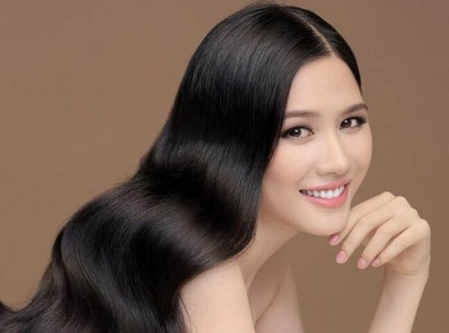 Dầu dừa từ lâu đã được xem là nguyên liệu quen thuộc trong các phương pháp chăm sóc tóc tự nhiên. 