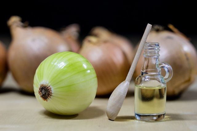 Để tận dụng lợi ích của hành tây trong việc chăm sóc tóc, người dùng có thể sử dụng nước ép hành tây theo một quy trình đơn giản. 