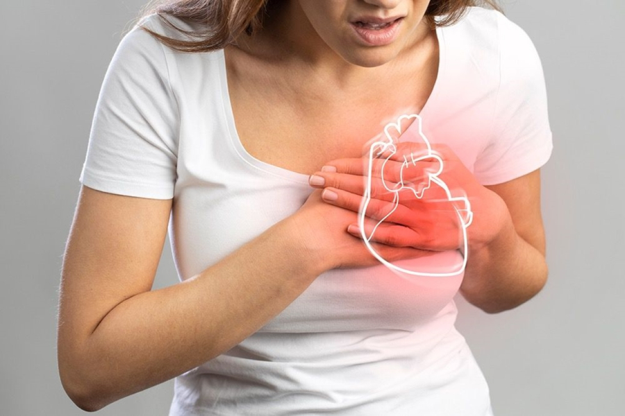Đau ngực, nhịp tim không đều... là những dấu hiệu cảnh báo sớm về cơn đau tim. (Ảnh minh họa)