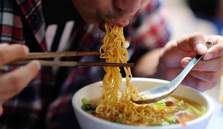 Ăn mỳ tôm buổi sáng cứ thêm là 1 thứ, vừa ngon vừa bổ gấp đôi