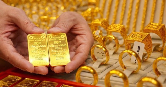 Trước đó, đầu giờ sáng 17/3, giá vàng miếng SJC được các doanh nghiệp niêm yết ở mức 180,1 – 183,1 triệu đồng/lượng (mua vào – bán ra), tăng khoảng 500.000 đồng/lượng ở cả hai chiều trong phiên giao dịch ngày 16/3.    