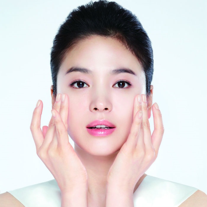 Người châu Á nói chung thường có tông da vàng tự nhiên do lượng sắc tố melanin trong da khác với người châu Âu.