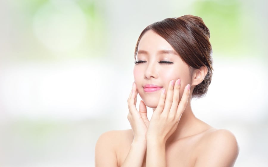 Khi Mừng SHBET phiên bản mới 2025 không được cung cấp đủ độ ẩm, tuyến bã nhờn có thể hoạt động mạnh hơn để bù đắp, khiến da trở nên bóng dầu. 
