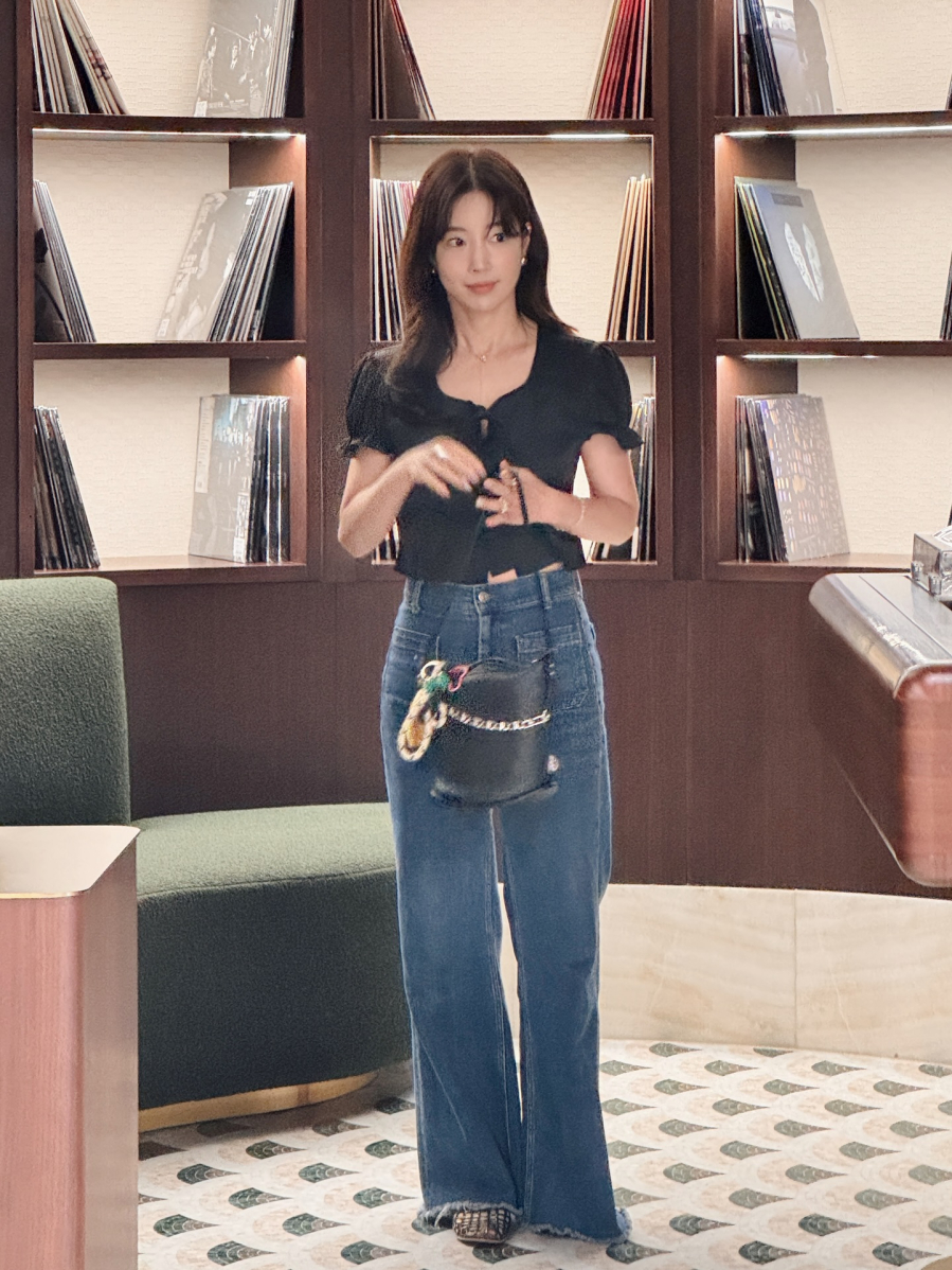 Khi kết hợp cùng quần jeans, tổng thể Shbet999 com đăng nhập trở nên cân bằng giữa sự dịu dàng và nét năng động