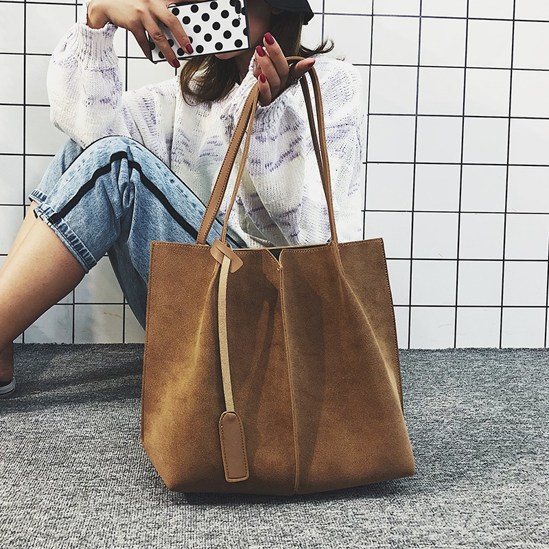 Những chiếc túi tote quá khổ từng rất được ưa chuộng trong những năm 2000 nhờ sự tiện lợi và khả năng chứa nhiều đồ. 