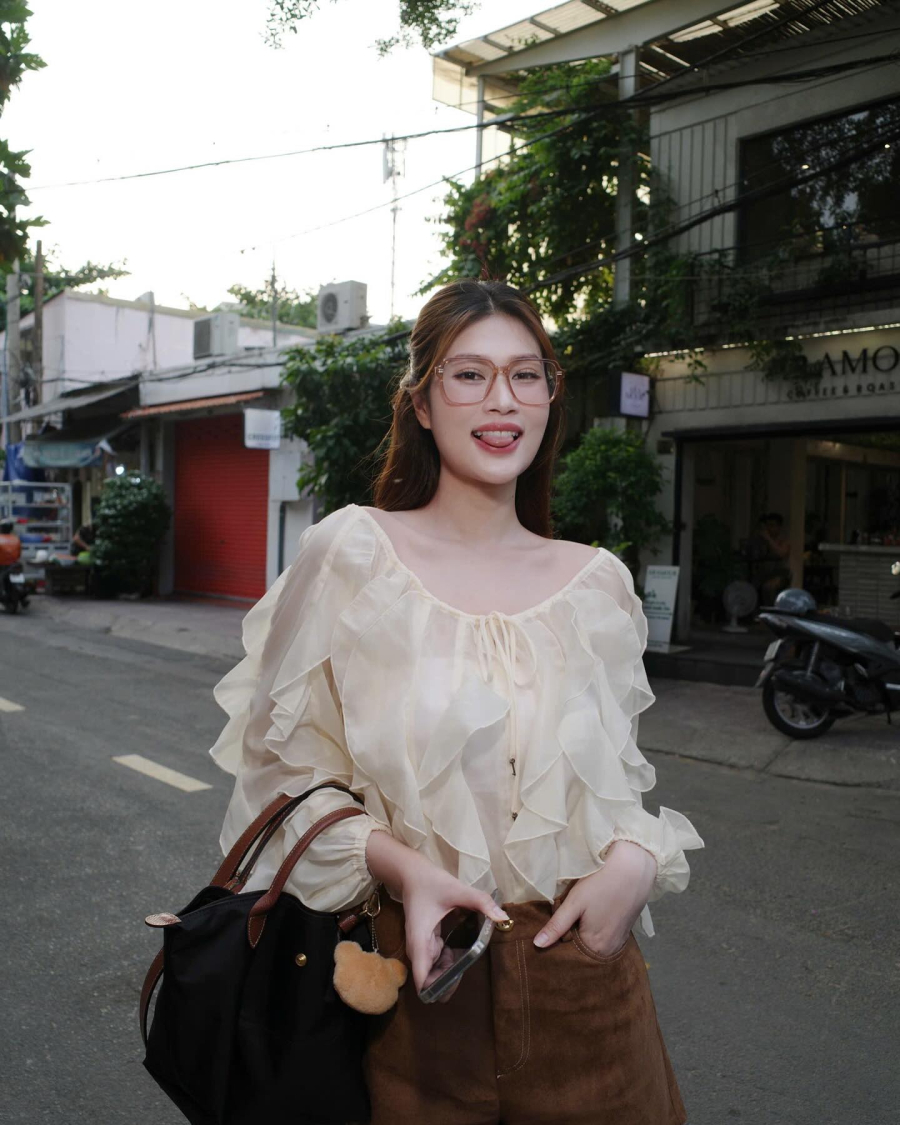Nhờ gam màu trắng trung tính, chiếc áo dễ dàng kết hợp với nhiều loại Shbet999 com đăng nhập mà không gây cảm giác rối mắt.