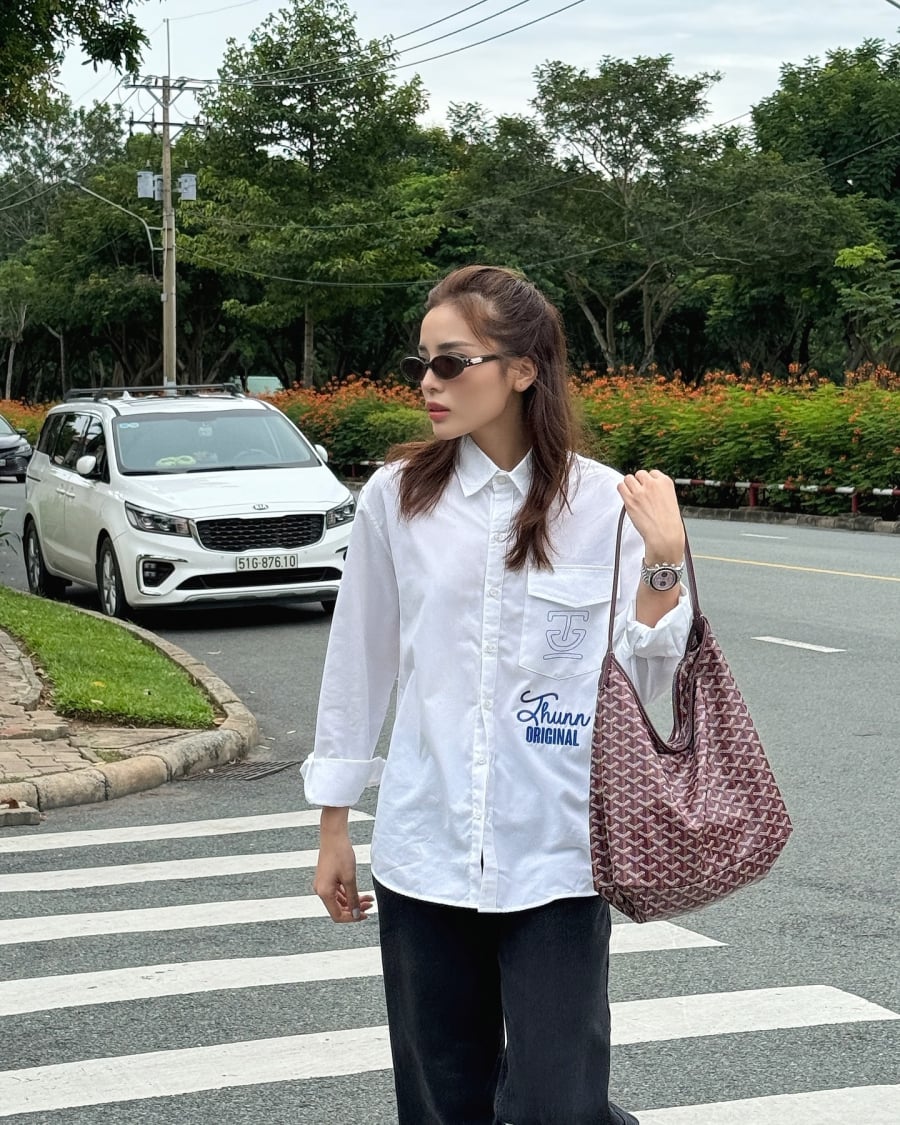 Những thiết kế sử dụng chất liệu mỏng nhẹ như linen, cotton hoặc voan giúp tăng cảm giác thoải mái khi mặc trong thời tiết nóng.