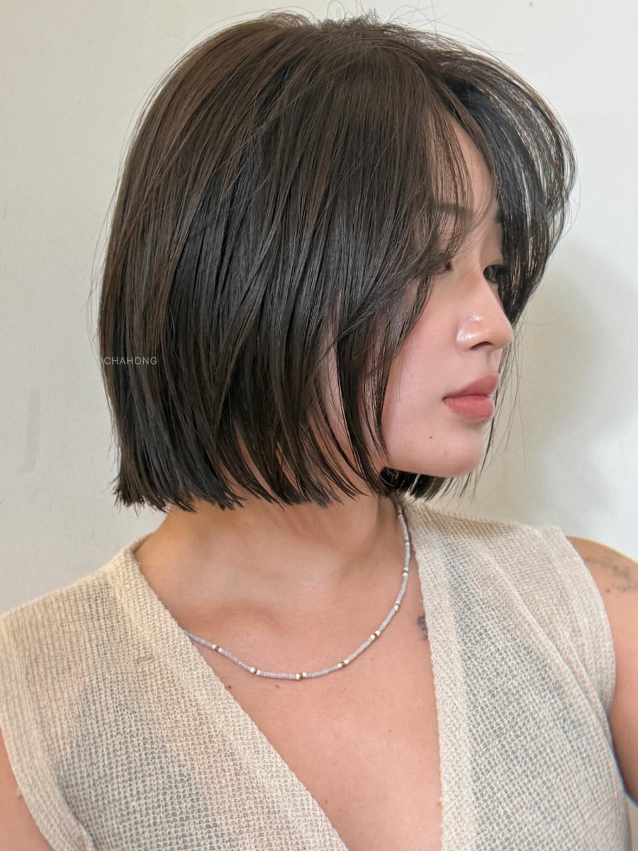 Với độ dài thường ngang cằm hoặc chạm cổ, phần tóc được cắt gọn và giữ thẳng tự nhiên, Link Vào SHBET88 Mới Nhất này mang đến vẻ ngoài chỉn chu, chuyên nghiệp. 