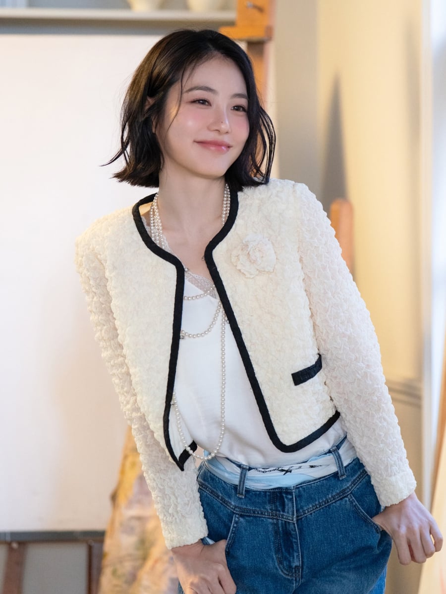 Những lọn tóc được uốn lơi tạo độ phồng tự nhiên, giúp Shbet123 Link Vào ShBet Mới Nhất trông dày dặn và giàu sức sống hơn. 