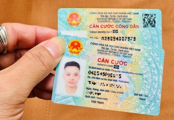 Theo Điều 5 của Nghị định, toàn bộ quy trình cấp, cấp đổi và cấp lại thẻ căn cước sẽ được tích hợp và xử lý trực tuyến qua Cổng Dịch vụ công quốc gia hoặc Ứng dụng định danh quốc gia (VNeID).    