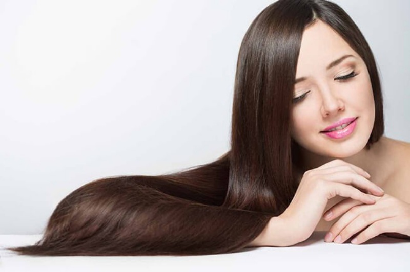 Nhiều người nghĩ rằng gội đầu một lần là đủ, nhưng thực tế chưa chắc đã loại bỏ hết bụi bẩn, dầu thừa và cặn sản phẩm tích tụ trên da đầu.