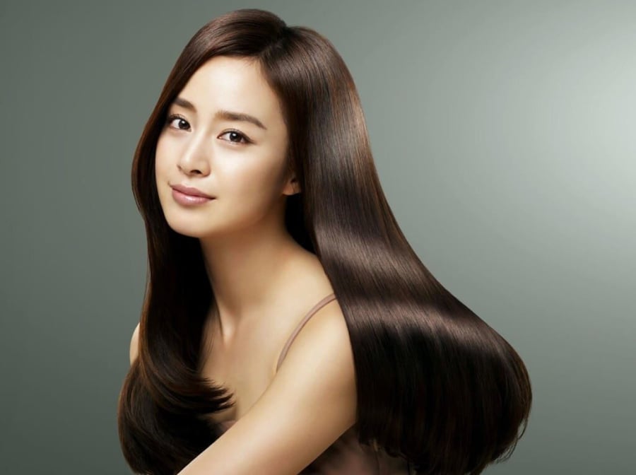 Đặc biệt trong điều kiện nắng gắt hoặc khi tiếp xúc lâu ngoài trời, tóc càng dễ bị tổn thương nếu không được bảo vệ.