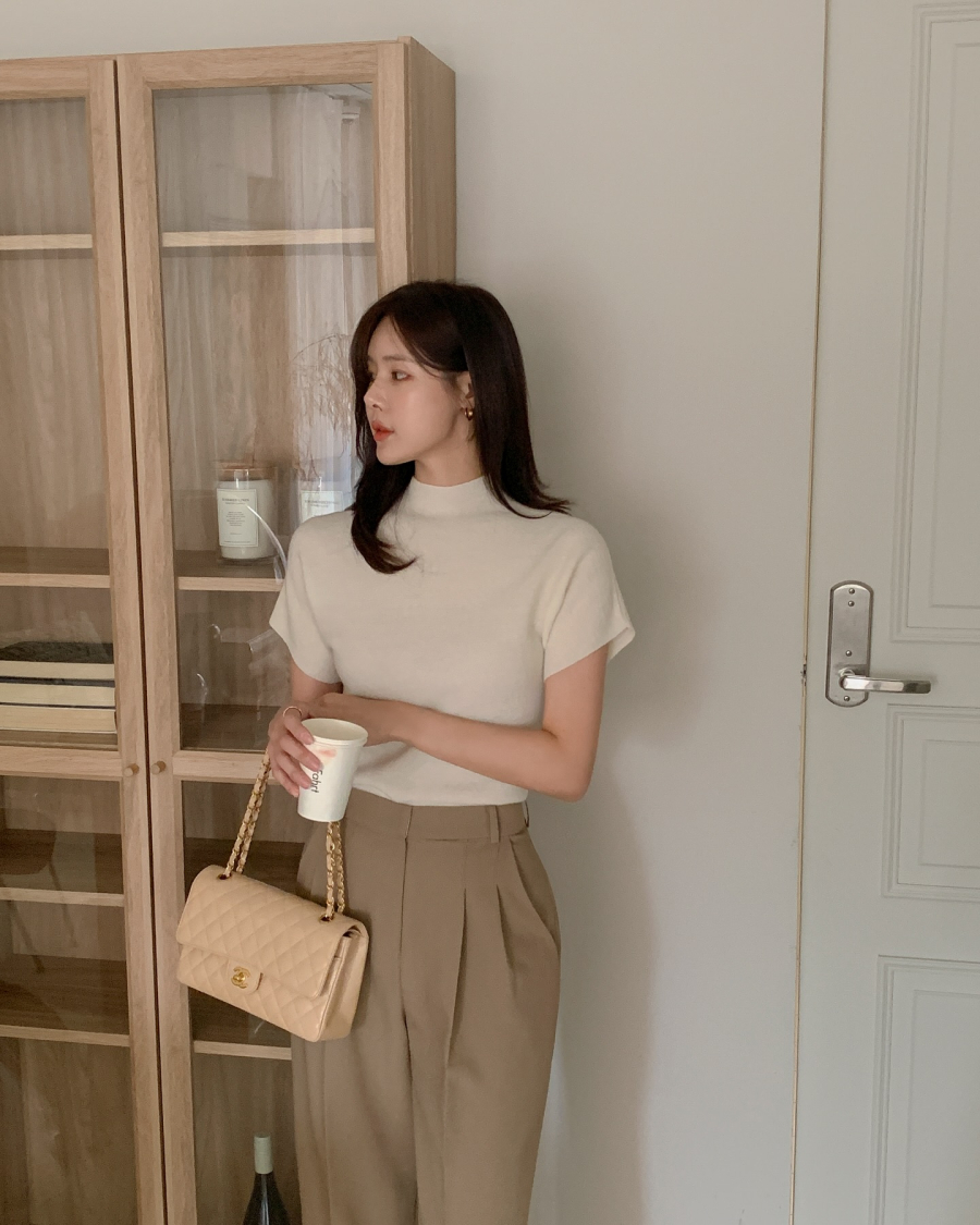 Áo thun trơn, chất liệu mềm mại khi đi cùng quần âu ống suông tạo nên tổng thể vừa hiện đại vừa thoáng mát. 