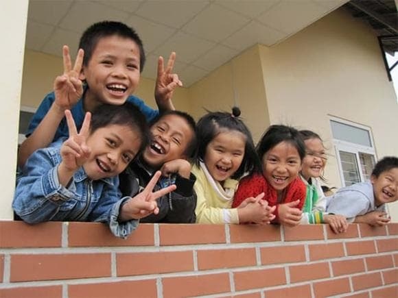 Cả cha và mẹ đều đang hưởng trợ cấp xã hội, trợ cấp bảo hiểm xã hội, hoặc trợ cấp ưu đãi người có công hằng tháng.