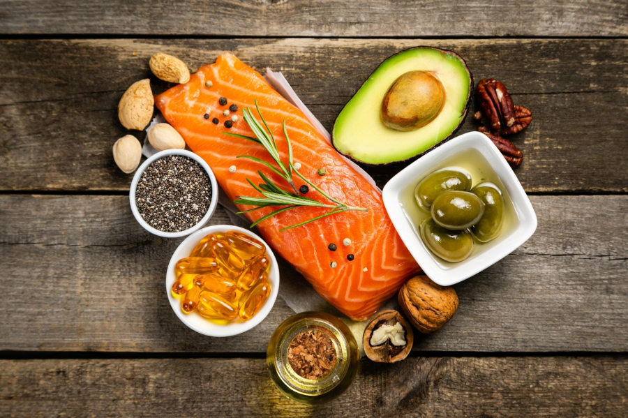 Cá mòi là thực phẩm giàu acid béo omega-3, đóng vai trò quan trọng trong việc giảm viêm và bảo vệ da trước tác động của tia cực tím.